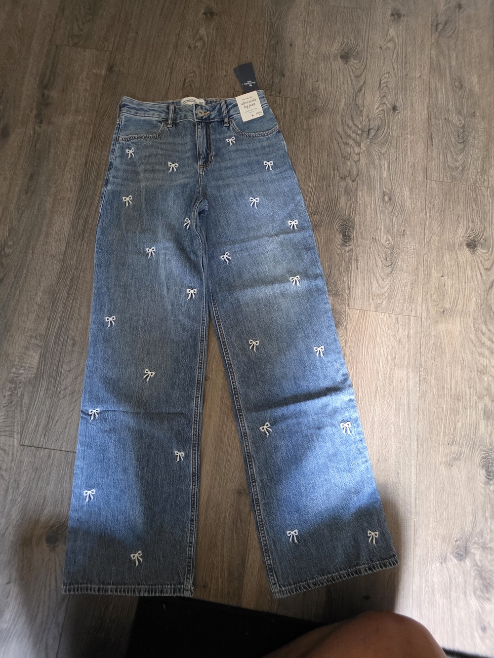 Abercrombie & Fitch Light Blue Straight Leg Jeans with White Embroidered Bows - Picture 2 of 4